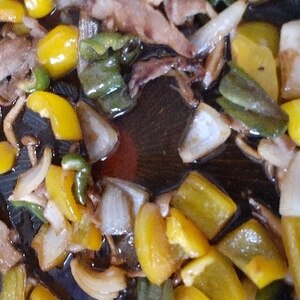 カリカリに焼いた豚肉と野菜の黒酢炒め